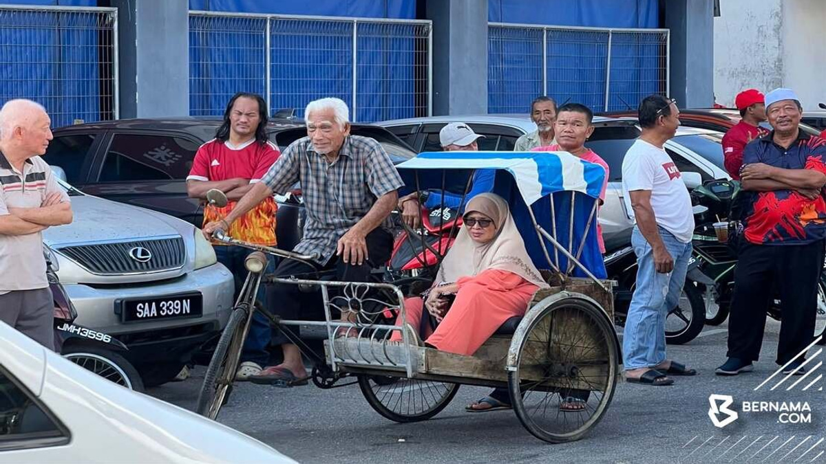 Anwar Grateful for Elderly Couple's Trishaw Journey to Meet Him in Johor