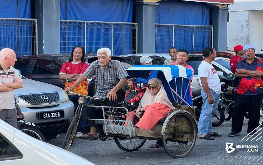 Anwar Grateful for Elderly Couple's Trishaw Journey to Meet Him in Johor