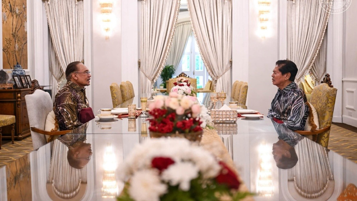 Anwar Concludes Penang Visit With Tea Reception at Governor's Residence