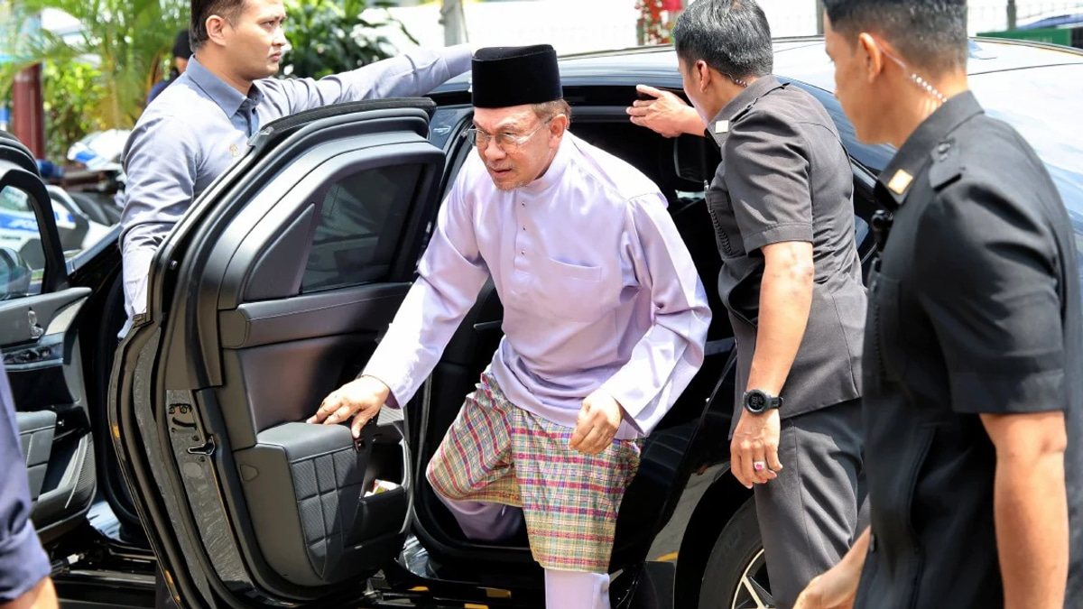 Anwar Urges Johor Election Contestants to Campaign with Humility and Respect
