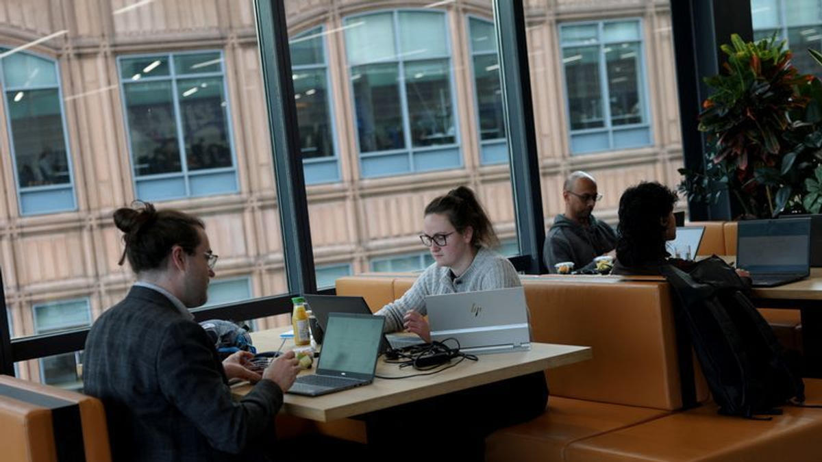 UK Economy Gaining Traction from AI Boom as Tech Investment Surges
