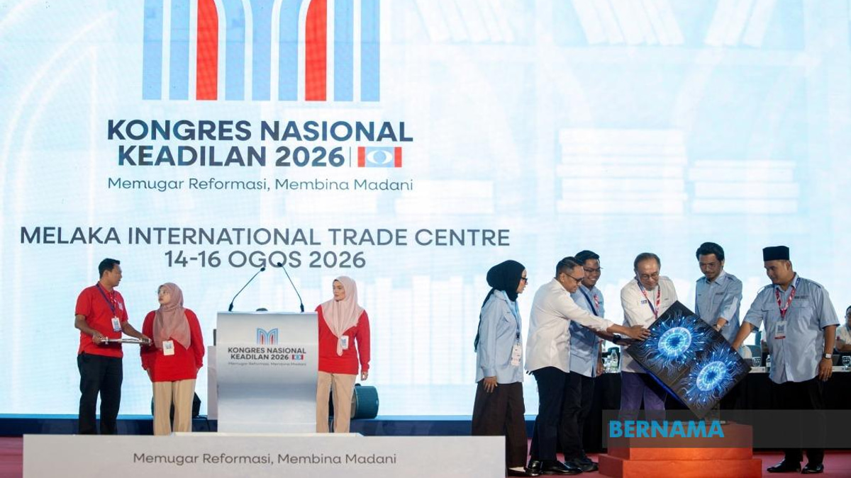 Anwar Launches AMK Publication on Civilisational Renewal and Youth Responsibility