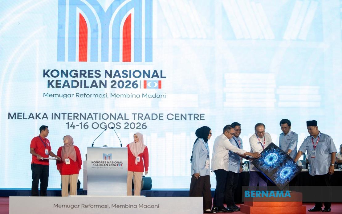 Anwar Launches AMK Publication on Civilisational Renewal and Youth Responsibility