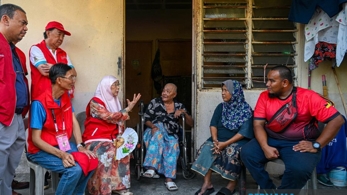 Wan Azizah Visits Elderly Couple Struggling with Health and Financial Woes in Chuah
