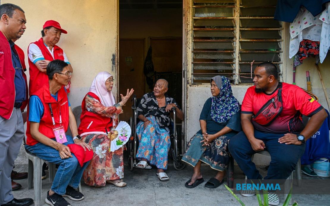 Wan Azizah Visits Elderly Couple Struggling with Health and Financial Woes in Chuah