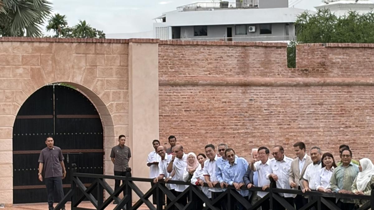 Anwar Calls for Reframing of Malaysian Historical Narrative