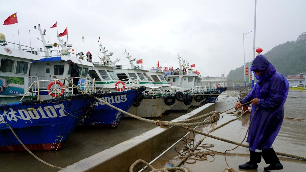 Zhejiang Escalates Typhoon Alert as Dolphin Approaches Eastern Chinese Coast