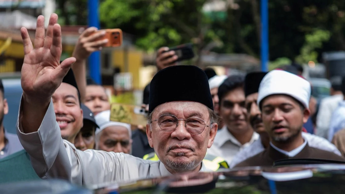 Top Malaysian leaders converge on Johor for high-stakes weekend campaign push