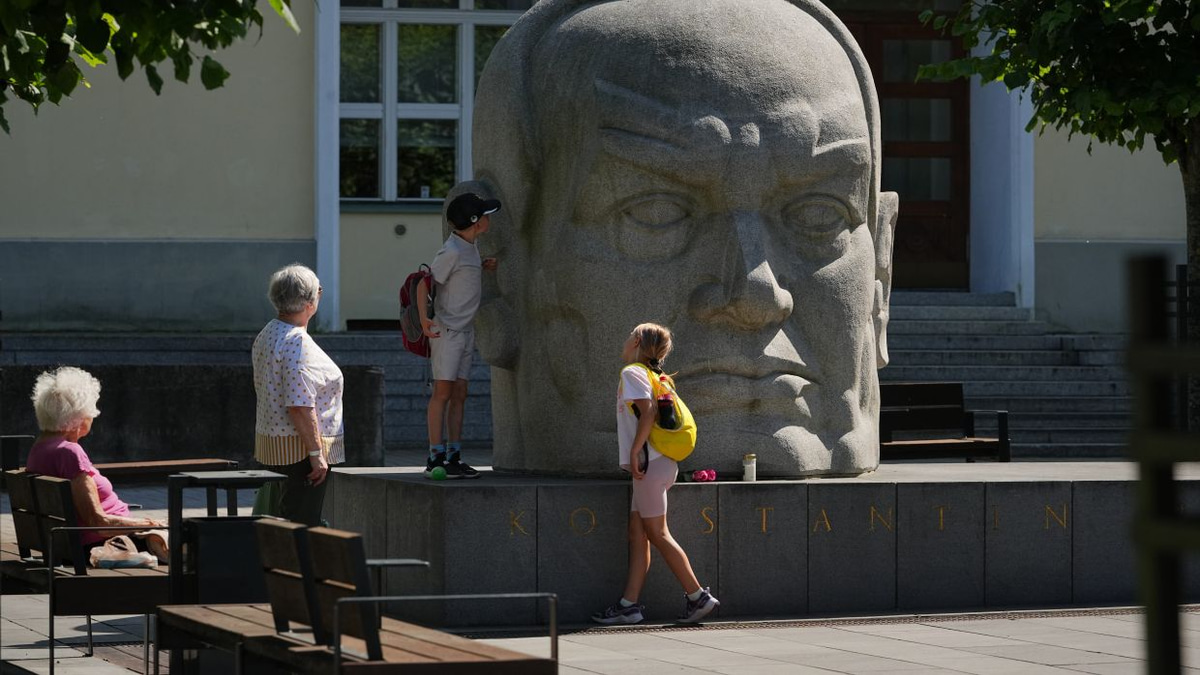 Estonia catalogues Soviet-era art to reclaim complex cultural heritage