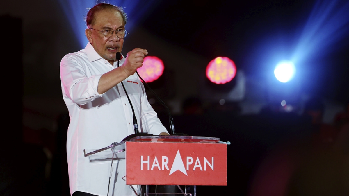Anwar launches intensive Negeri Sembilan campaign blitz with four rallies