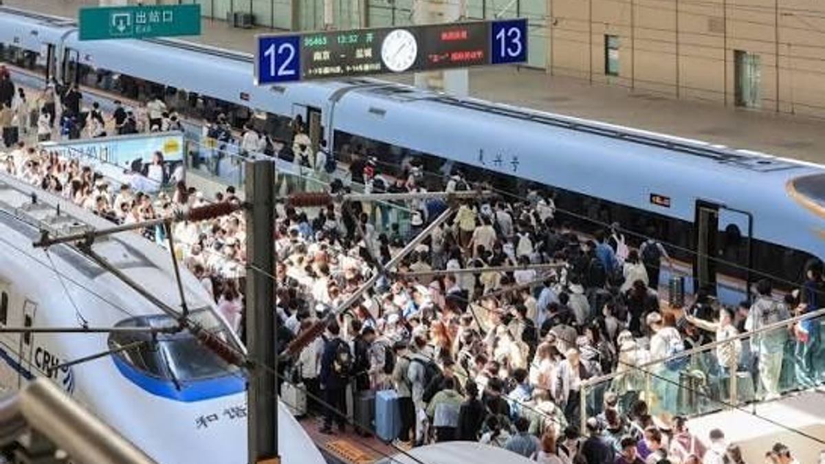 China's railways surge past 2.3 billion passenger journeys in first half of 2026