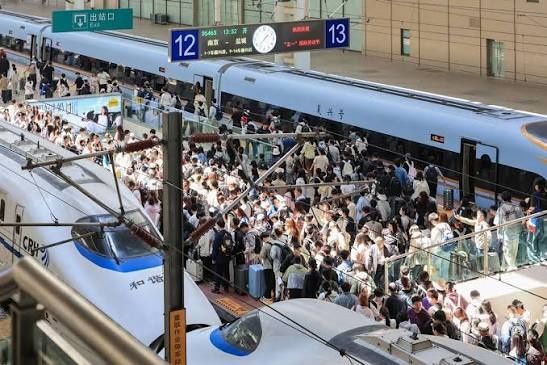 China's railways surge past 2.3 billion passenger journeys in first half of 2026