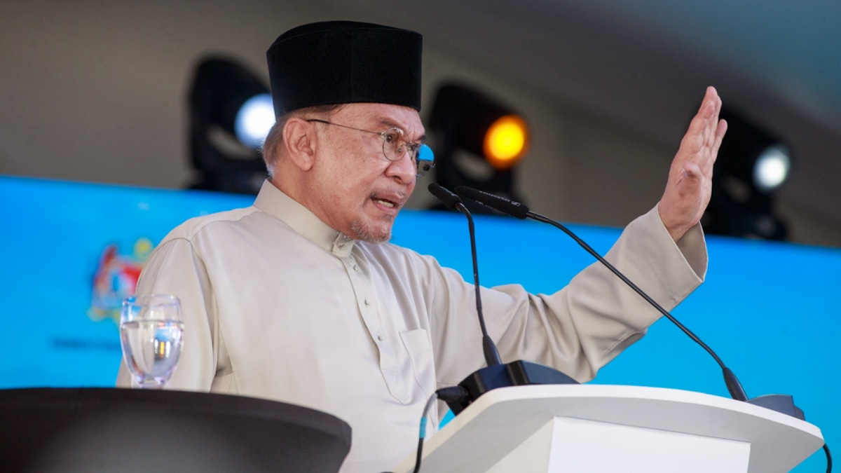 Anwar Orders Civil Service Overhaul as Officers Face Eight-Year Promotion Delays