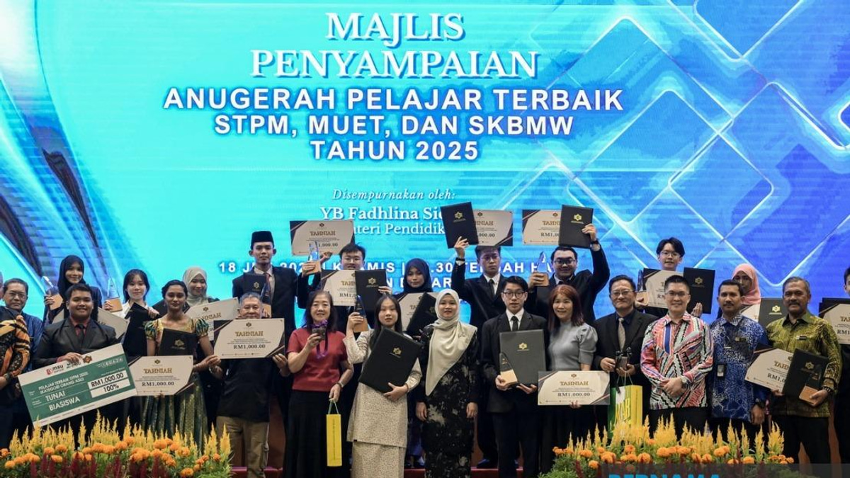 Eighteen Top STPM Students To Receive Public University Scholarships