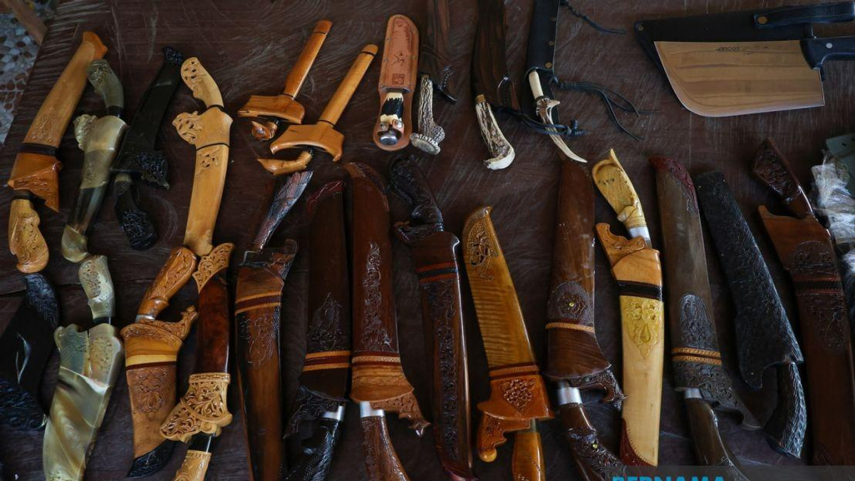 The Bird-Headed Golok: How One Collector Keeps Kelantan's Blacksmith Heritage Burning