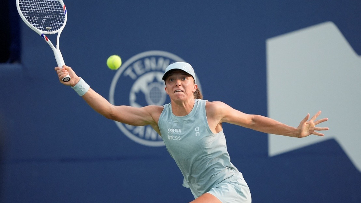 Swiatek Ends Title Drought with Commanding Toronto Victory over Rybakina