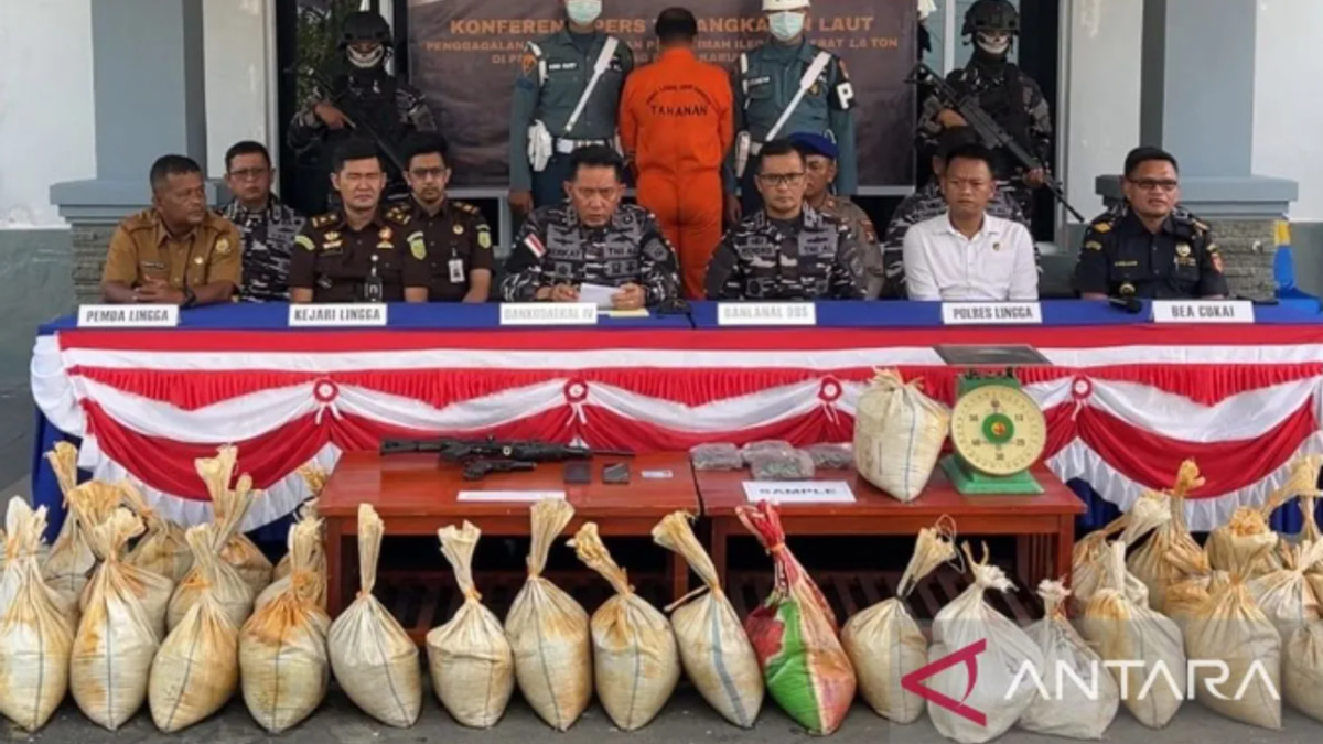 Indonesian Navy Intercepts 75.7 Tonnes of Smuggled Tin Sand Bound for Malaysia