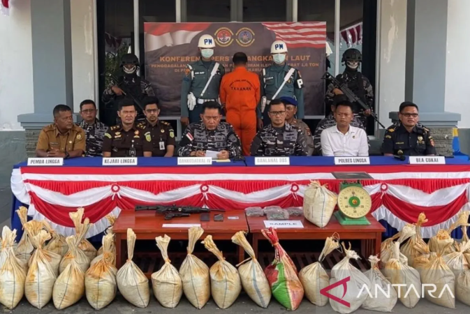 Indonesian Navy Intercepts 75.7 Tonnes of Smuggled Tin Sand Bound for Malaysia
