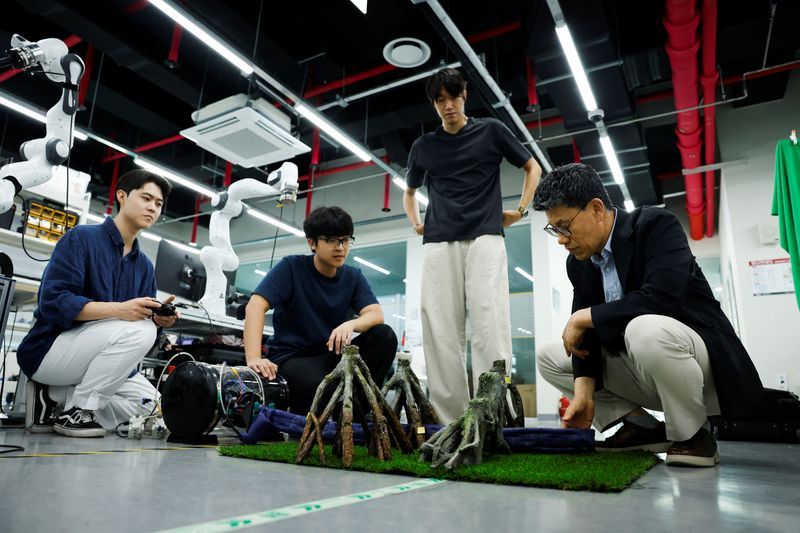 South Korean and US researchers develop hands-free robotic clothing system