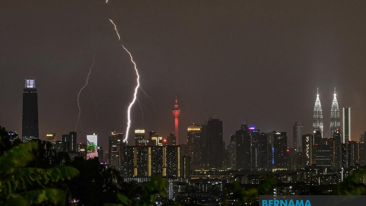 Severe Weather Alert: Thunderstorms and Heavy Rain to Batter KL and Eight States Through Evening