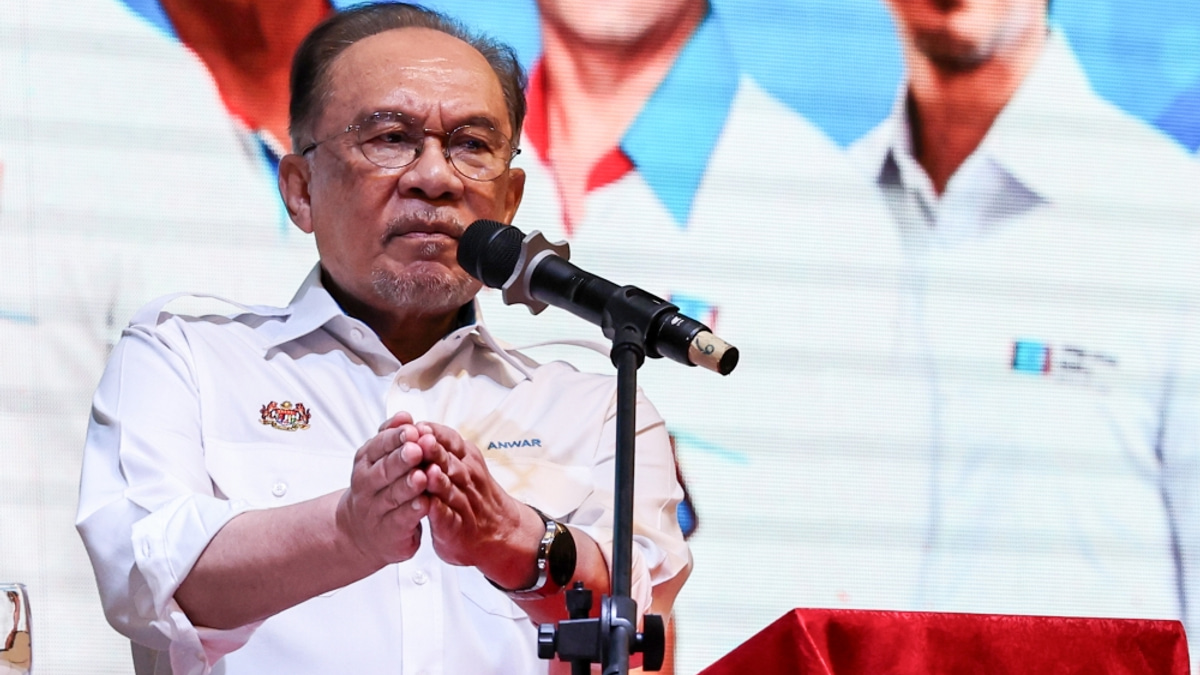 Anwar Reacts Sharply to Tabung Haji Losses, Calls for Accountability Over RM12 Billion Shortfall