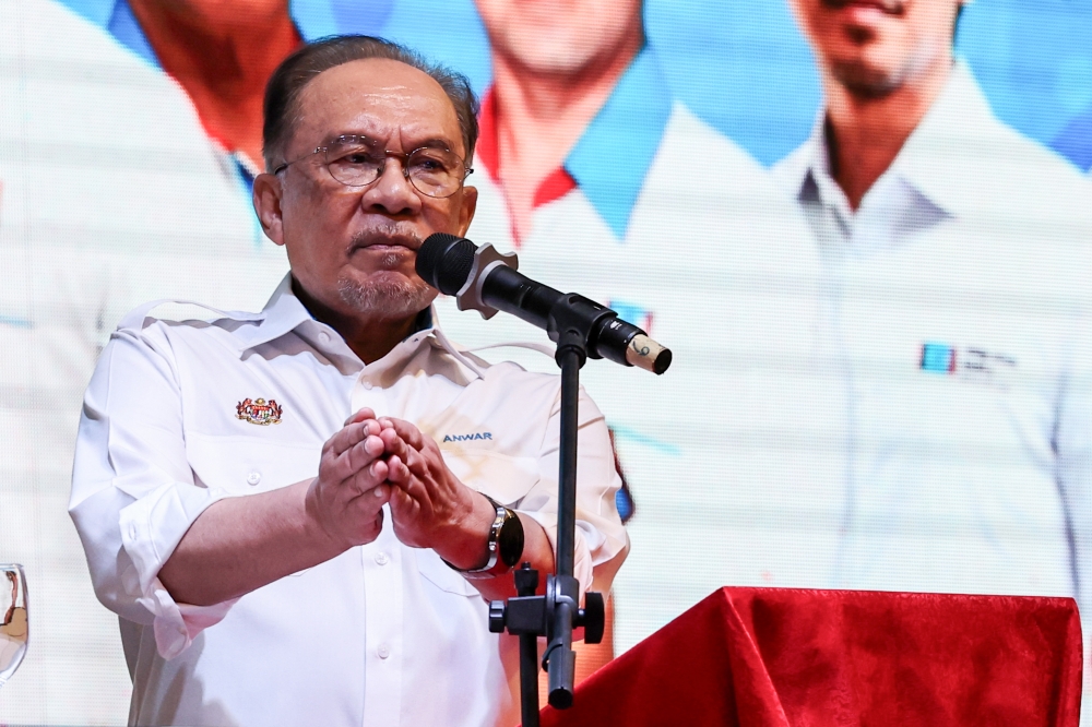 Anwar Reacts Sharply to Tabung Haji Losses, Calls for Accountability Over RM12 Billion Shortfall