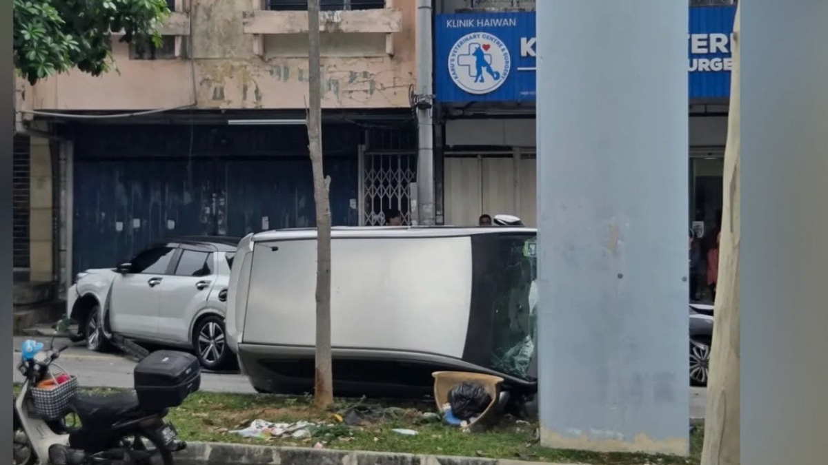 Driver Suffers Medical Episode, Crashes Into Six Parked Vehicles in Cheras