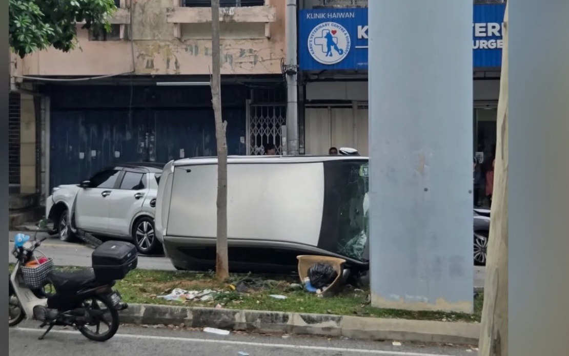 Driver Suffers Medical Episode, Crashes Into Six Parked Vehicles in Cheras