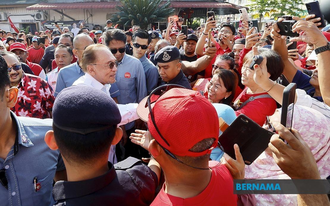 PM Anwar Meets Elderly Couple Who Cycled Trishaw Mile to See Him