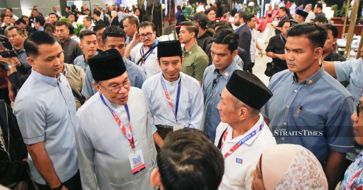 Anwar Reaffirms Strong Ties with Zahid Despite Speculation of Coalition Tensions