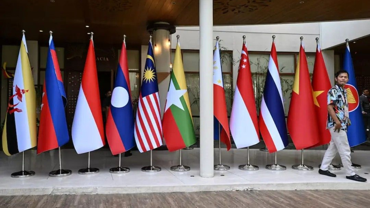 South China Sea tensions threaten to derail ASEAN consensus as maritime clashes resume
